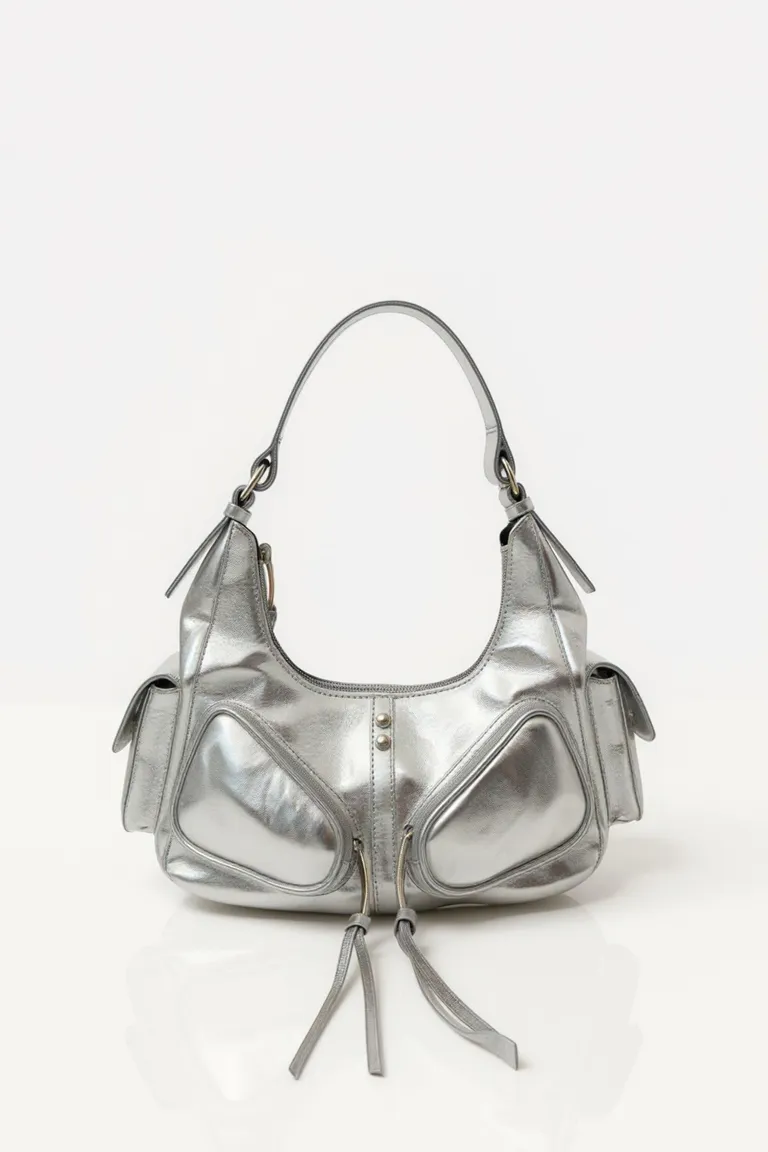 Cartera de cuero con desgaste y diseño sofisticado en tono plateado de Maria Cher en Bolsos y Carteras para argentina