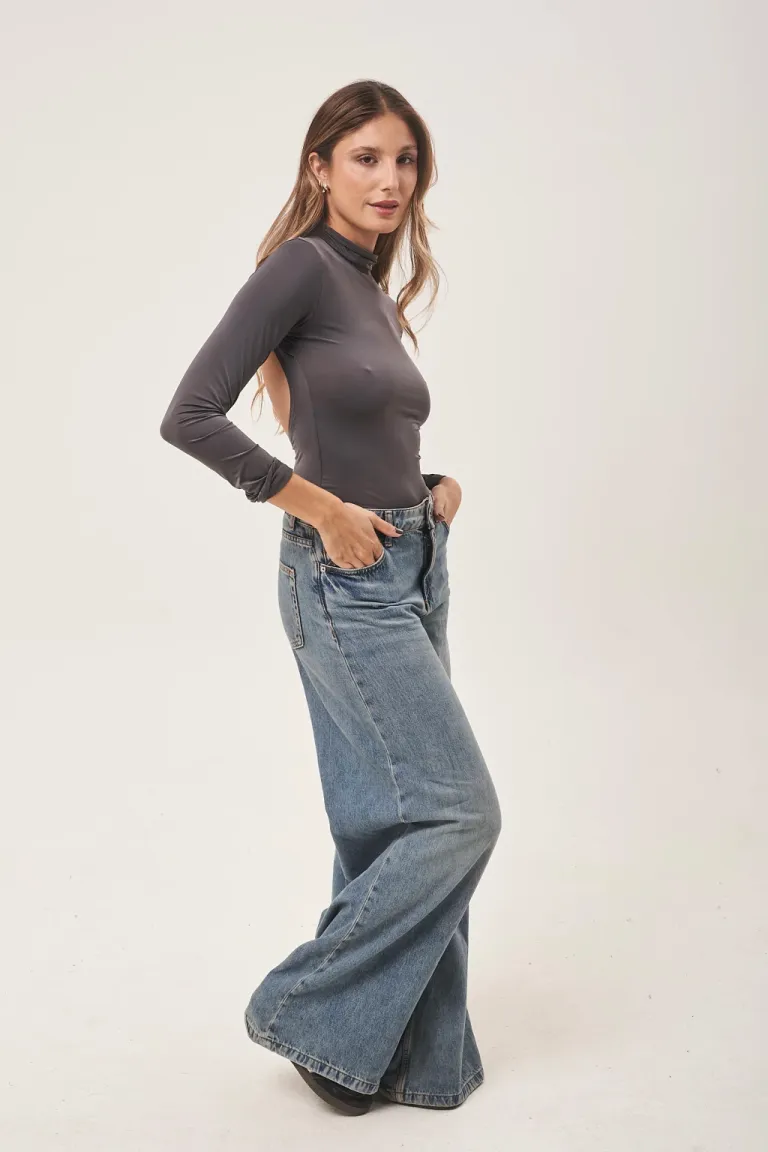 Prenda de vestir femenina de manga larga con escote abierto en la espalda de Belle en Bodies para argentina