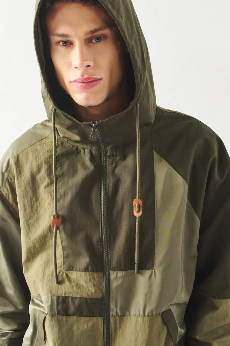 Campera multicolor con diseño en patchwork y capucha ajustable para hombre de Bensimon en Abrigos y Camperas para argentina