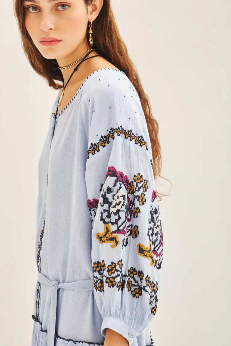 Vestido floral con bordados y volantes, un diseño femenino y versátil de Rapsodia en Vestidos para argentina