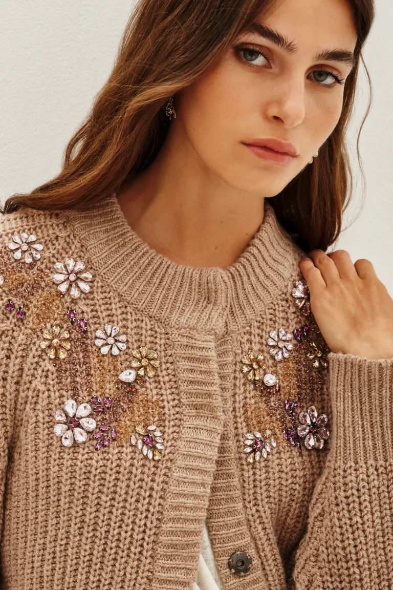 Cárdigan tejido de punto grueso con apliques bordados de flores y piedras en frente de Rapsodia en Buzos y Sweaters para argentina