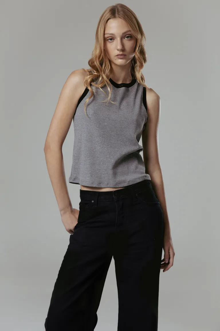 Pantalón wide leg de denim negro, diseño de corte holgado y cierre reforzado de Naíma en Pantalones para argentina