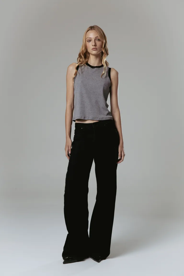 Pantalón wide leg de denim negro, diseño de corte holgado y cierre reforzado de Naíma en Pantalones para argentina