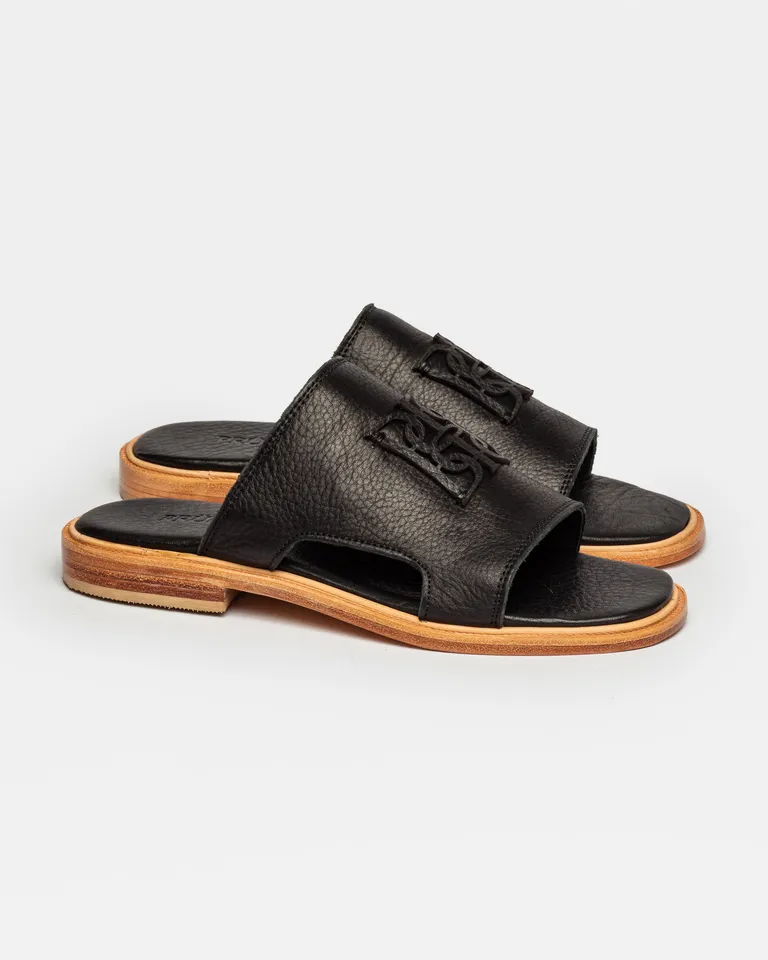 Sandalias de cuero negro con diseño minimalista y confección artesanal de Prüne en Sandalias para argentina