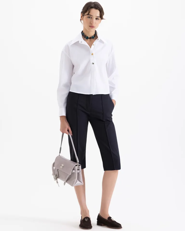 Camisa de corte cropped con mangas largas, cartera con botones visibles y puños altos de Jazmin Chebar en Camisas para argentina