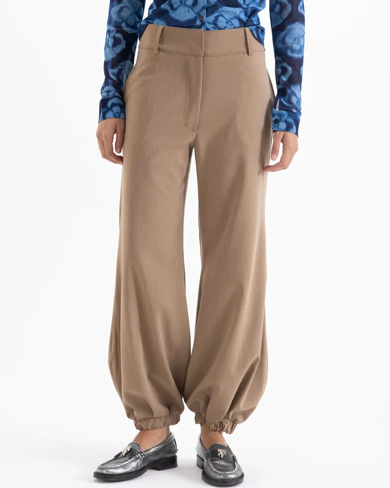 Pantalón de calce holgado con ajuste elástico en puños, bolsillos laterales y traseros, presillas en cintura de Jazmin Chebar en Pantalones para argentina