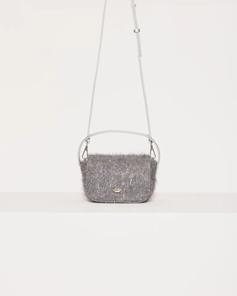 Mini bolso de pelo metalizado con cierre magnético y correa regulable de Jazmin Chebar en Bolsos y Carteras para argentina