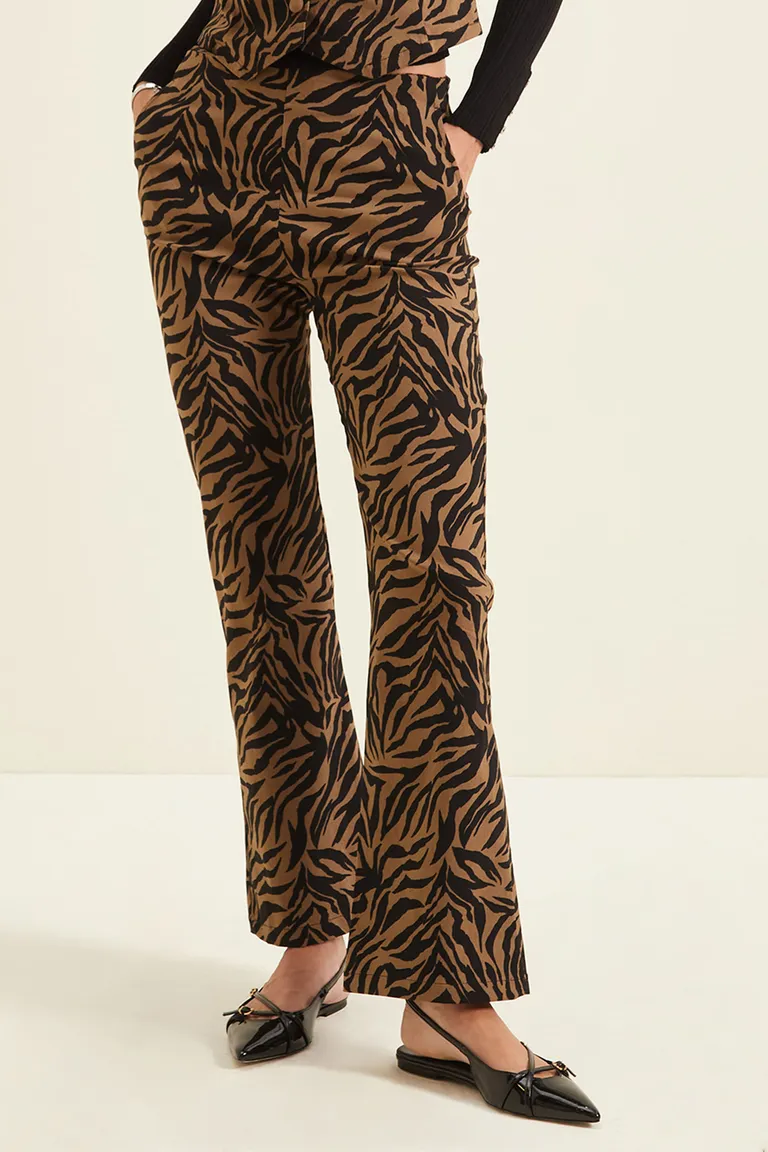 Pantalón de tiro alto con estampado animal print y bolsillos laterales de corte recto de Cuesta Blanca en Pantalones para argentina