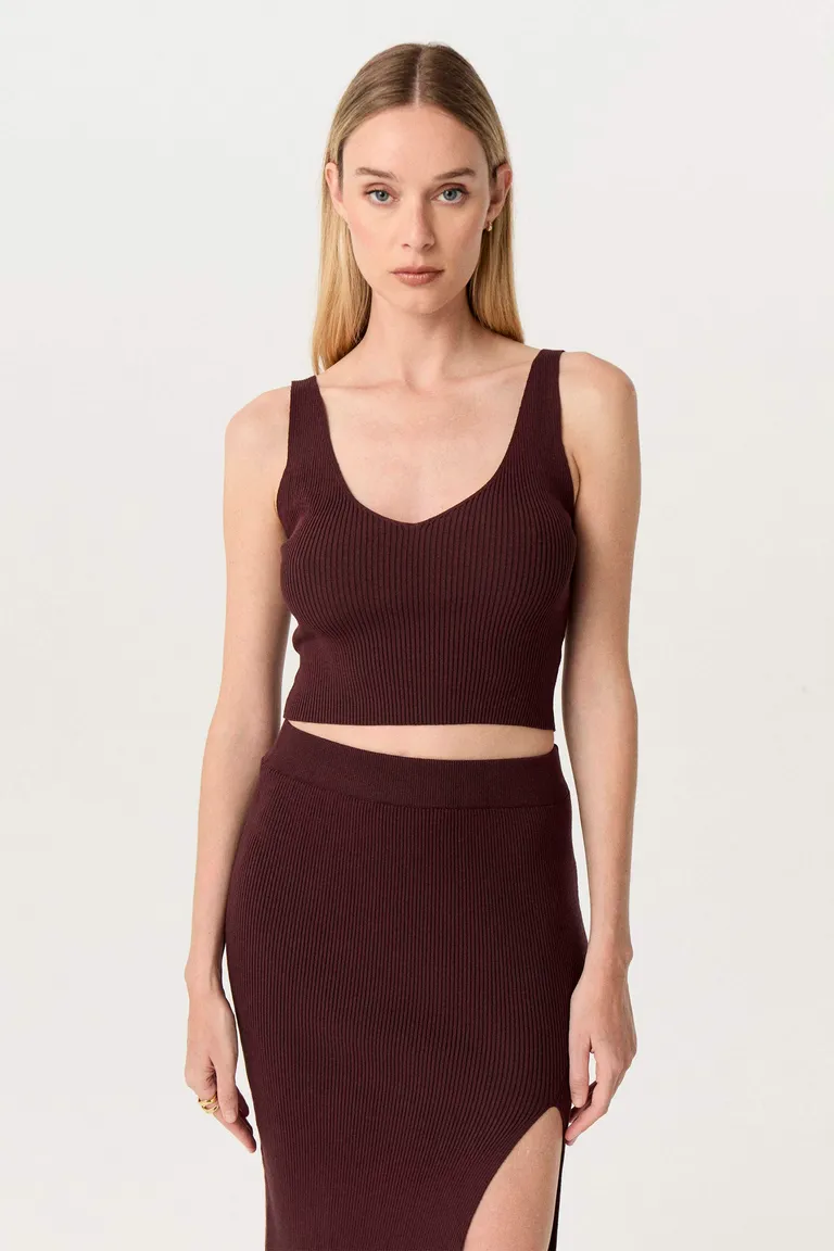 Top de punto acanalado en color marrón con escote en V y espalda descubierta de Markova en Tops para argentina
