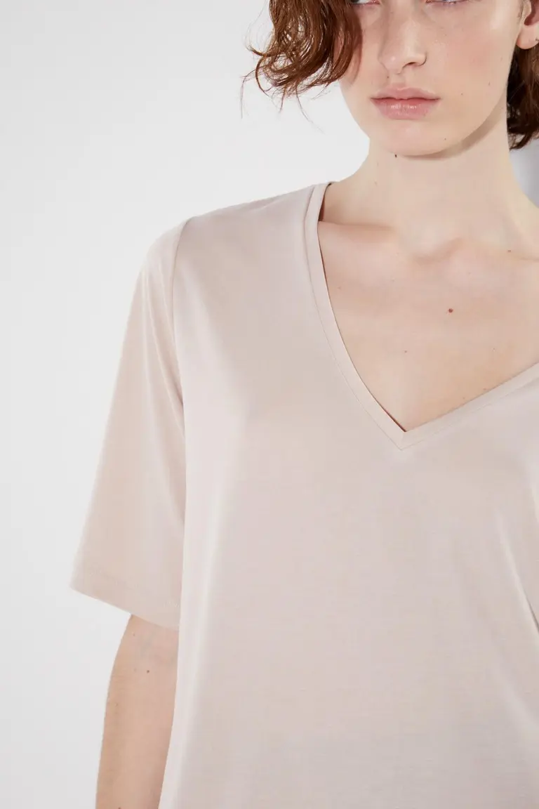 Remera de escote en V, prenda de vestuario versátil y de estilo casual para mujeres de Akiabara en Remeras para argentina