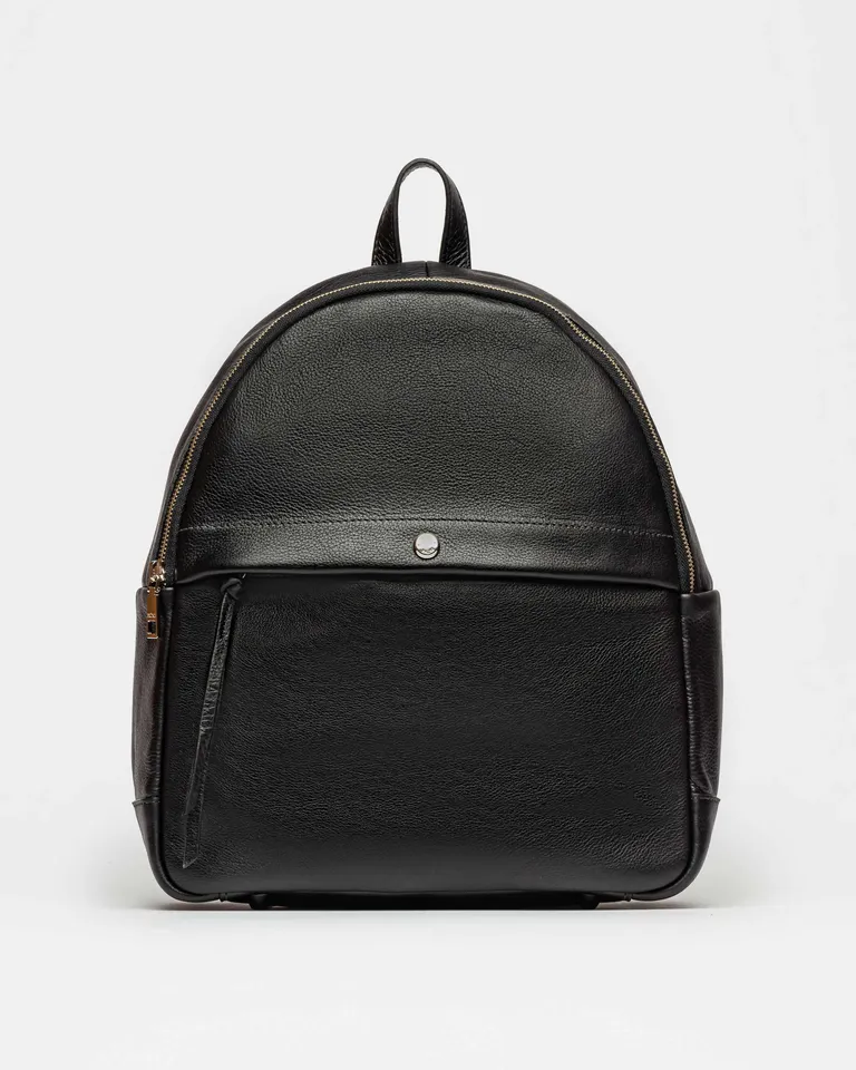 Mochila de cuero negro con gran capacidad y estilo urbano casual de Prüne en Mochilas para argentina