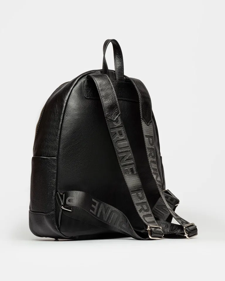 Mochila de cuero negro con gran capacidad y estilo urbano casual de Prüne en Mochilas para argentina