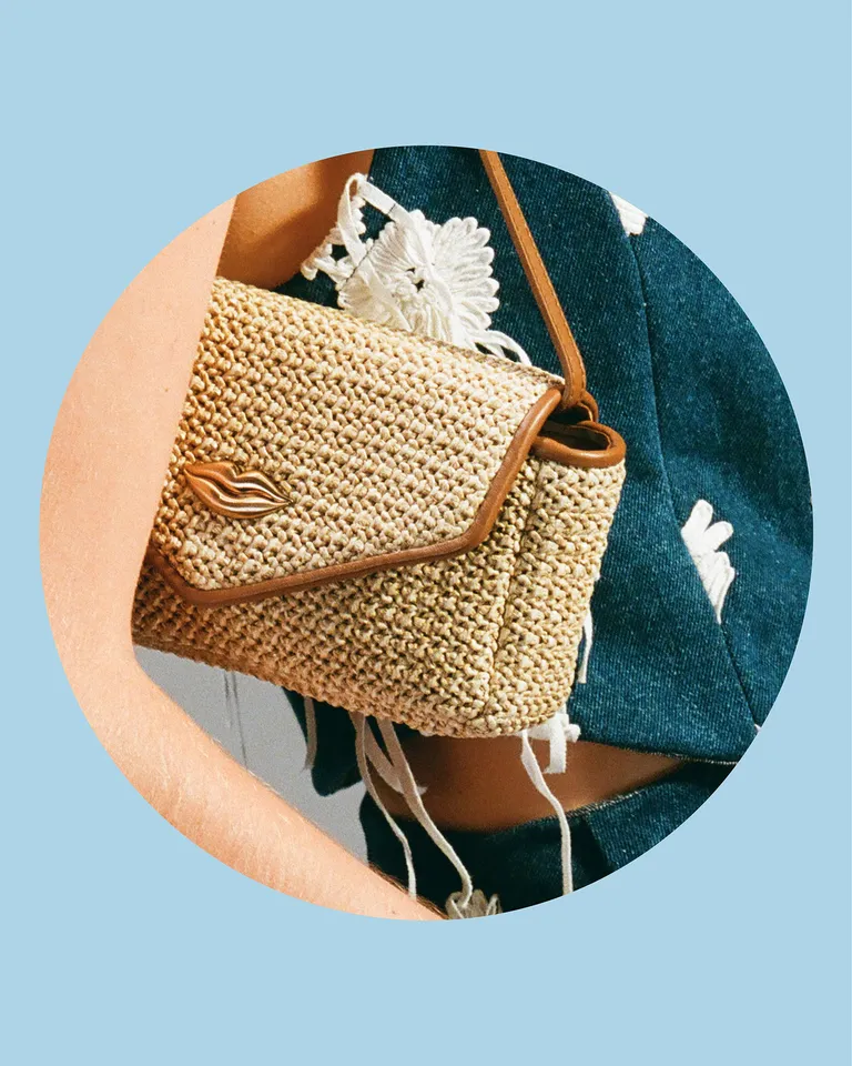 Elegante cartera de noche en rafia con detalles en cuero y cierre magnético de Jazmin Chebar en Bolsos y Carteras para argentina