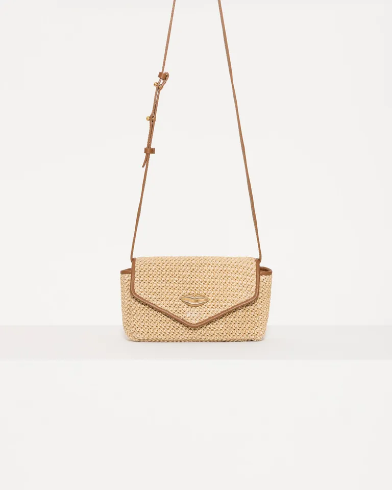 Elegante cartera de noche en rafia con detalles en cuero y cierre magnético de Jazmin Chebar en Bolsos y Carteras para argentina