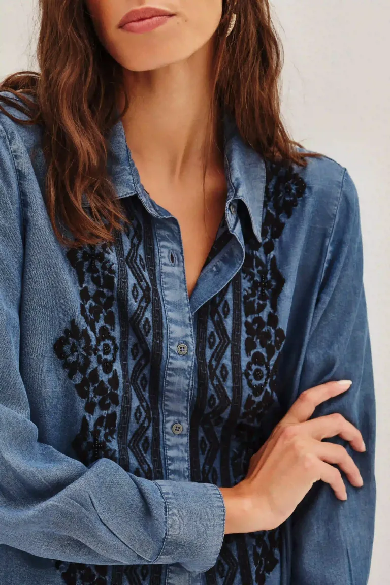 Camisa de manga larga con cuello camisero y detalle de bordado ornamental en el frente de Rapsodia en Camisas para argentina