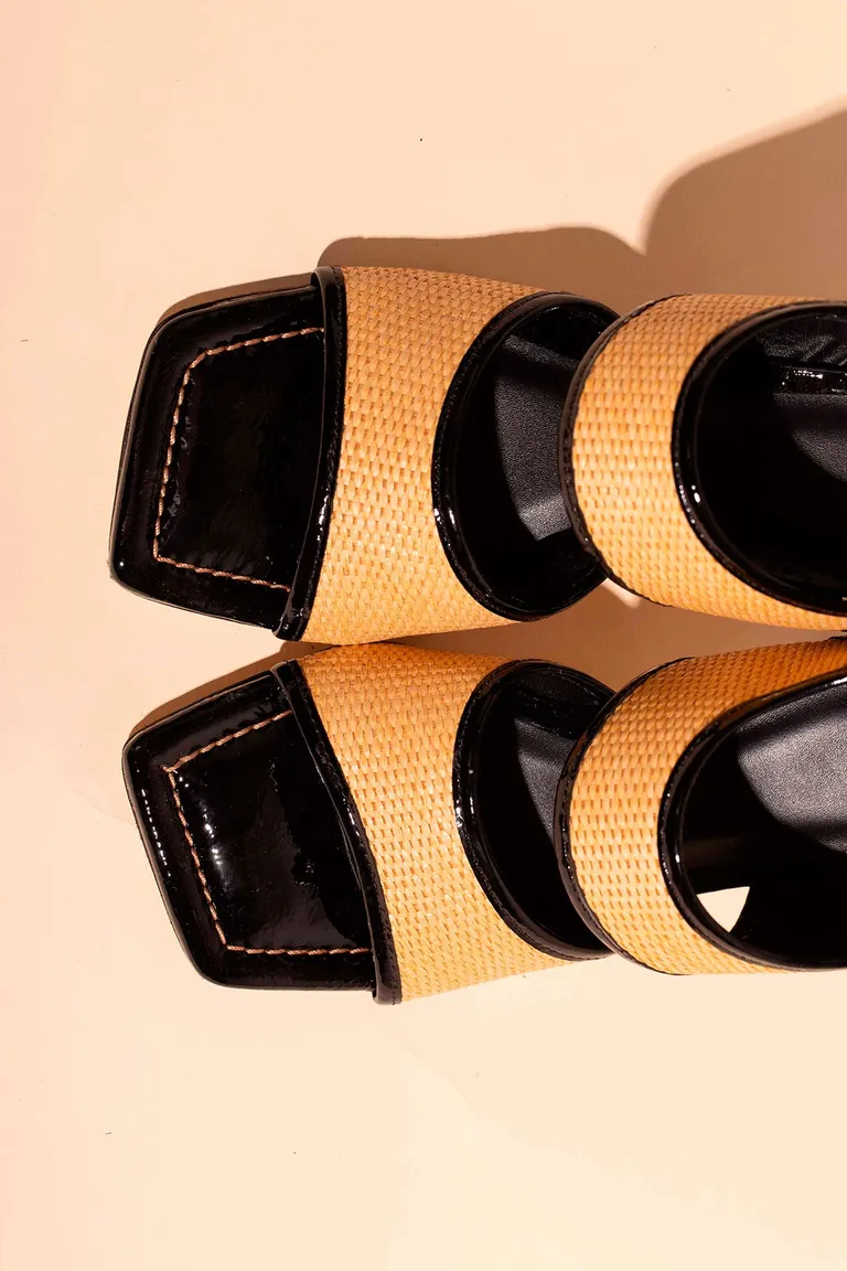 Sandalias de rafia y cuero charol con taco de 7,5 cm, ajuste al tobillo y plantilla acolchonada de Mishka en Sandalias para argentina