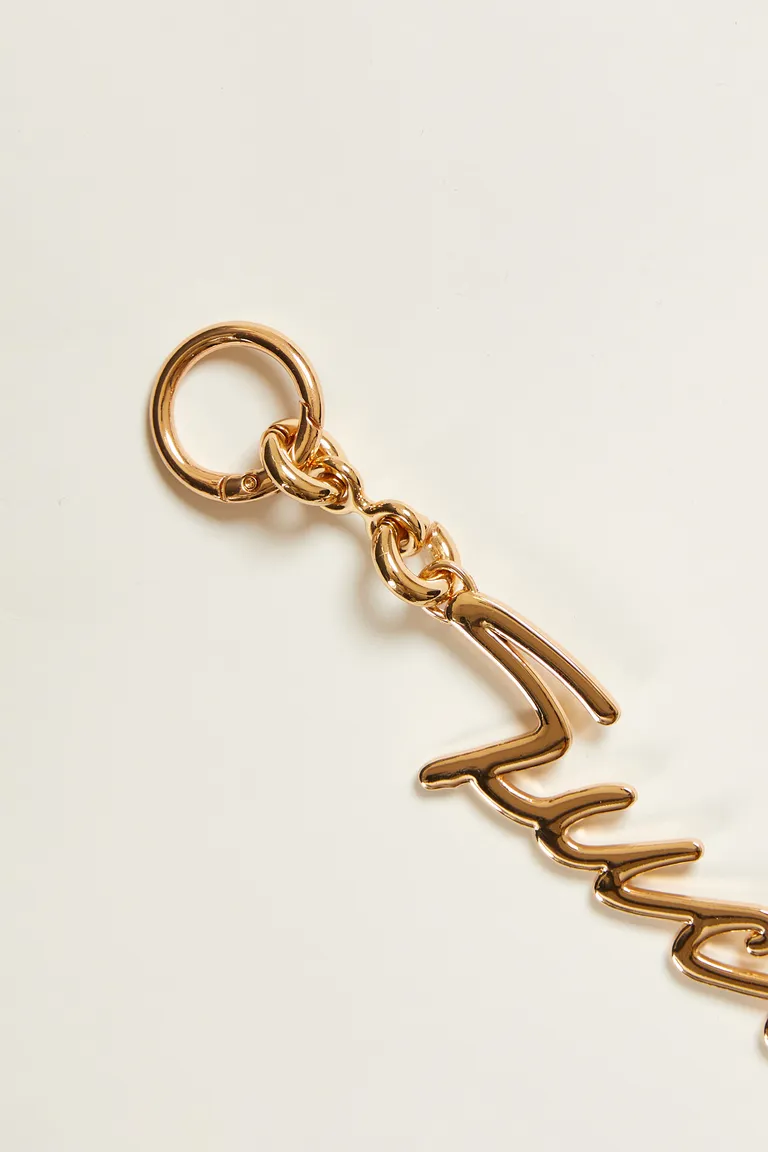 Llavero metálico con diseño de cadena exclusiva y logo cursiva, accesorio versátil y de estilo de Tucci en Llaveros para argentina