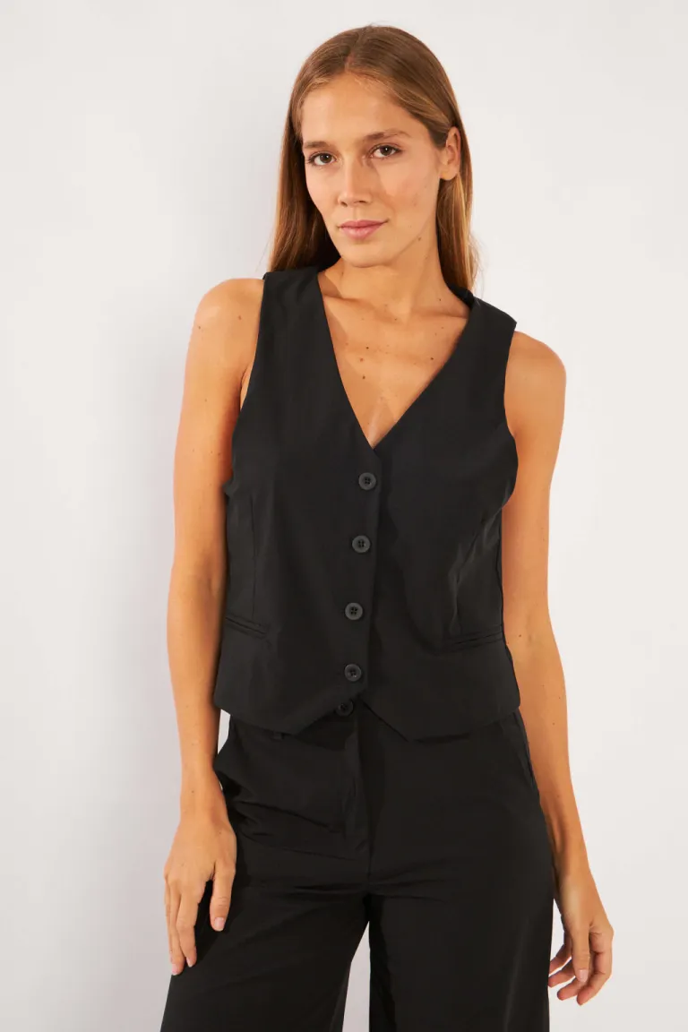 Chaleco sastrero básico de corte entallado y cierre con botones, confeccionado en tela de buena calidad de Belle en Chalecos para argentina