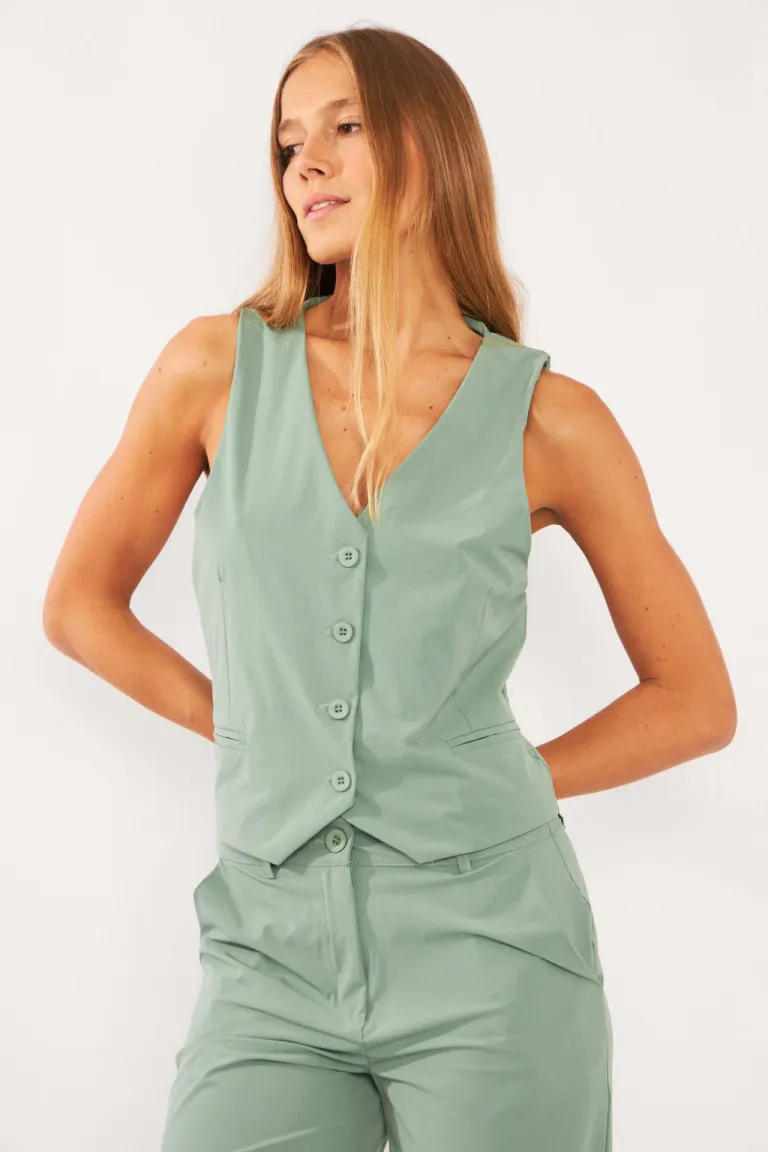 Chaleco sastrero básico de corte entallado y cierre con botones, confeccionado en tela de buena calidad de Belle en Chalecos para argentina