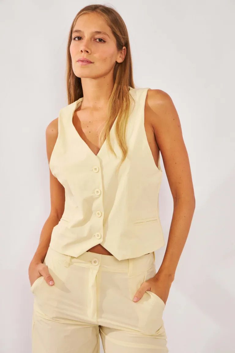 Chaleco sastrero básico de corte entallado y cierre con botones, confeccionado en tela de buena calidad de Belle en Chalecos para argentina