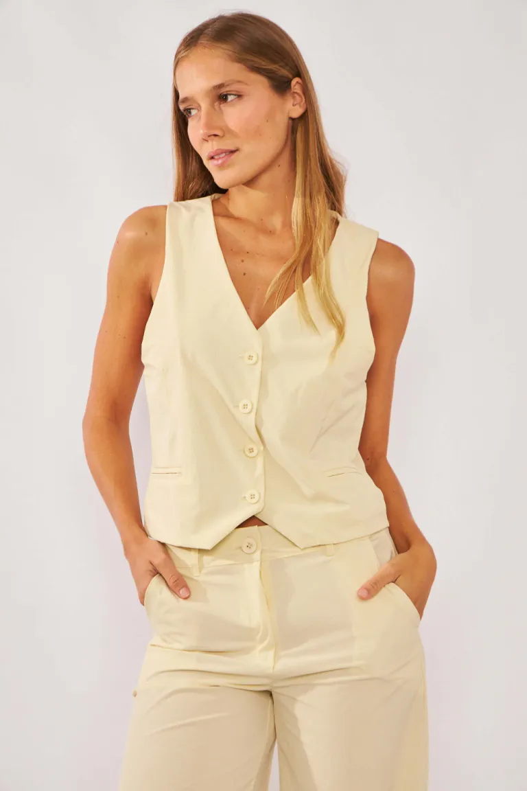 Chaleco sastrero básico de corte entallado y cierre con botones, confeccionado en tela de buena calidad de Belle en Chalecos para argentina