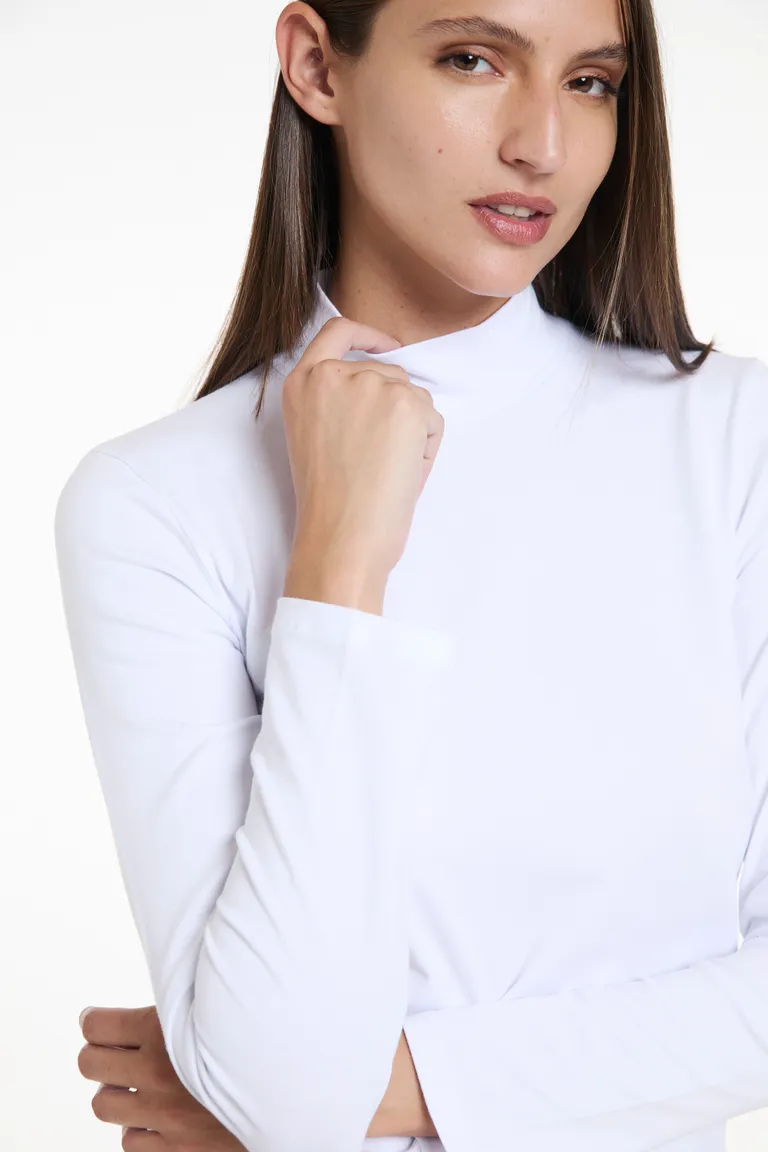 Remera de manga larga con cuello alto y calce ajustado de Justaosadia en Remeras para argentina