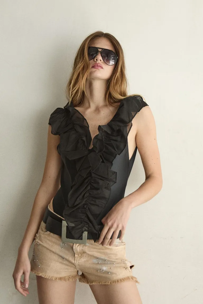 Body de tricot con volado desmontable para un estilo femenino y elegante de Allo Martinez en Bodies para argentina