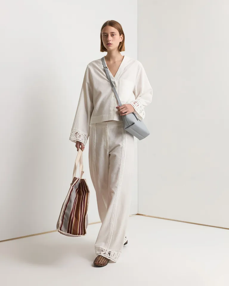 Camisa de lino oversize con apliques en puños - Estilo natural y sofisticado de Prüne en Camisas para argentina