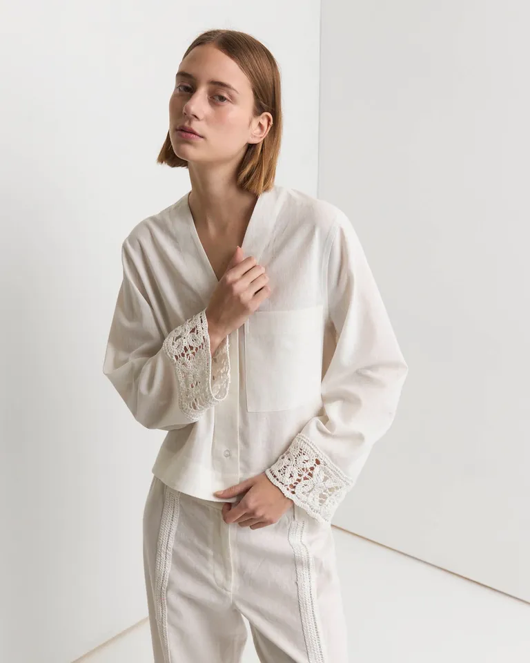 Camisa de lino oversize con apliques en puños - Estilo natural y sofisticado de Prüne en Camisas para argentina