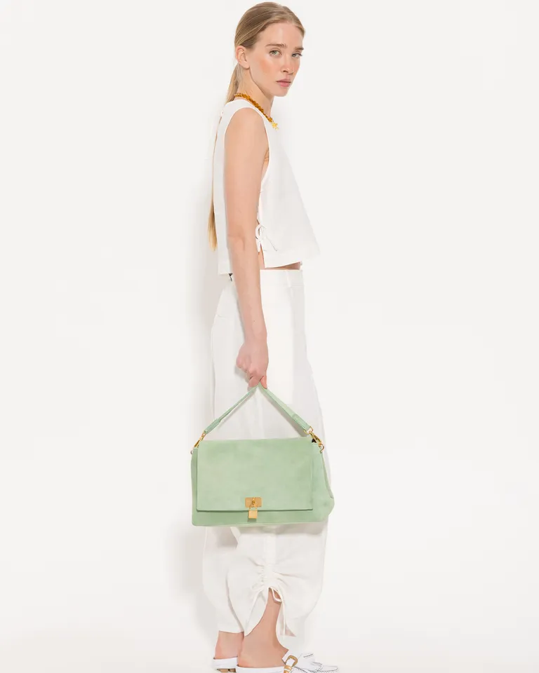 Cartera de cuero verde con cierre metálico y correa ajustable de Jazmin Chebar en Bolsos y Carteras para argentina