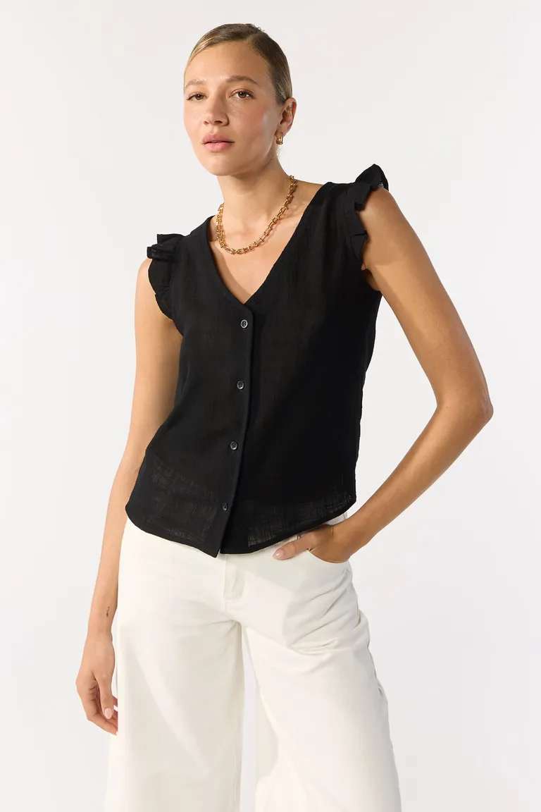 Blusa negra con volados en los hombros, diseño femenino y sofisticado de Cuesta Blanca en Tops para argentina