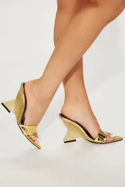 Cuñas doradas caught in dream de Fashion Nova en Zapatos con Tacos para argentina