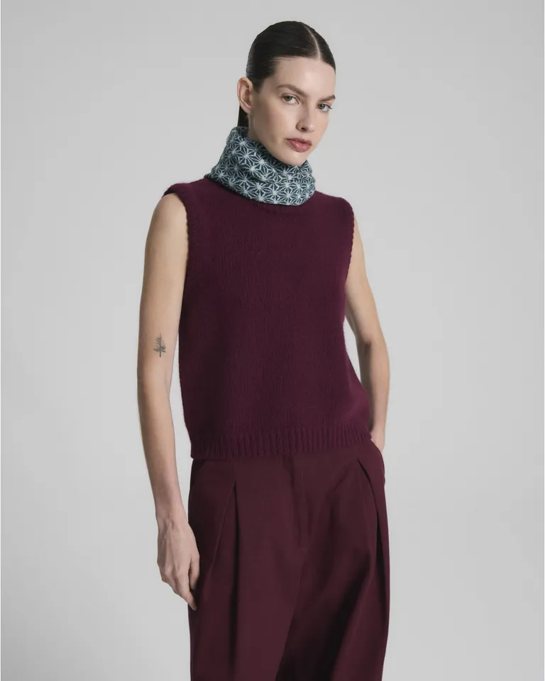 Chaleco sin mangas de calce regular con escote redondo y terminaciones acanaladas en cintura y sisas de Blue Sheep en Chalecos para argentina