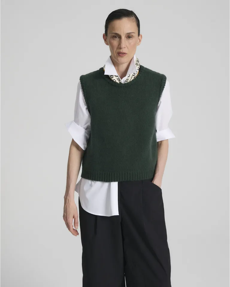 Chaleco sin mangas de calce regular con escote redondo y terminaciones acanaladas en cintura y sisas de Blue Sheep en Chalecos para argentina