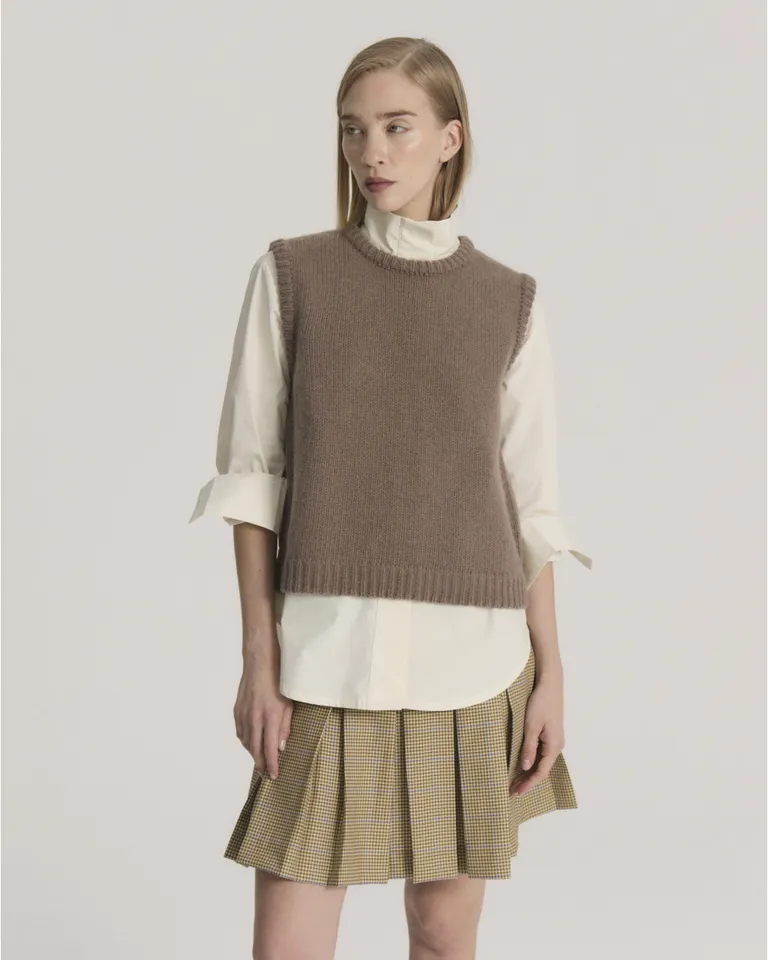 Chaleco sin mangas de calce regular con escote redondo y terminaciones acanaladas en cintura y sisas de Blue Sheep en Chalecos para argentina