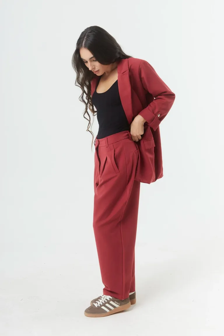 Pantalón de corte clásico en tela sastrera roja de Belle en Pantalones para argentina