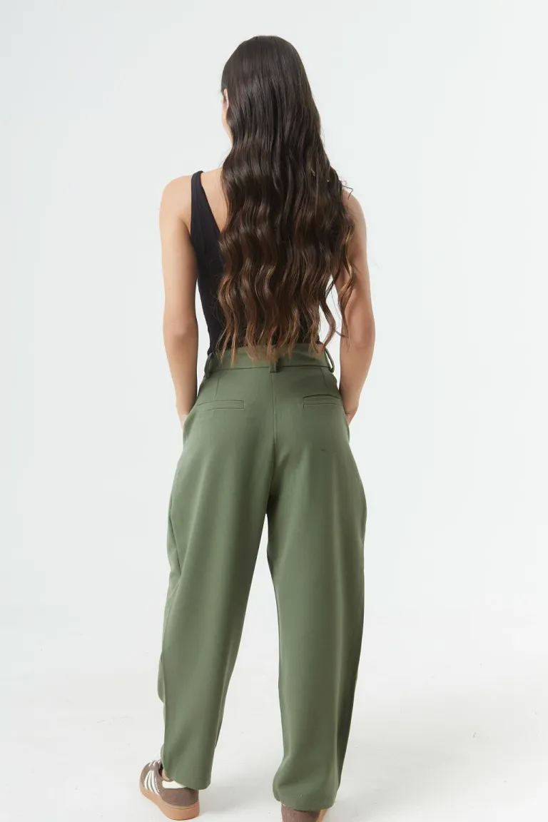 Pantalón de corte clásico en tela sastrera roja de Belle en Pantalones para argentina