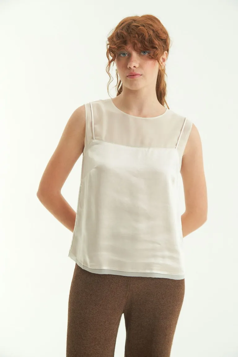 Blusa de gasa transparente con capa interior de satén para un estilo elegante y minimalista de Las Pepas en Blusas para argentina
