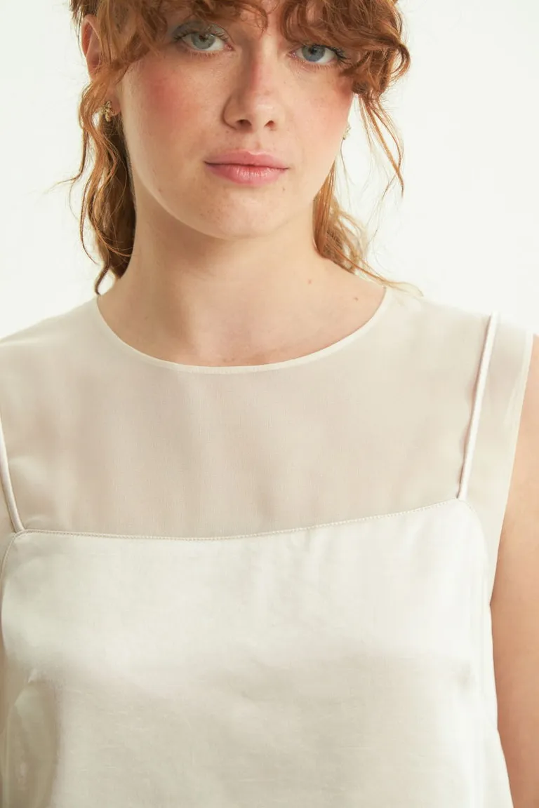 Blusa de gasa transparente con capa interior de satén para un estilo elegante y minimalista de Las Pepas en Blusas para argentina