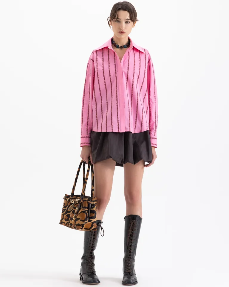 Camisa de manga larga con diseño de rayas verticales y cuello clásico de ajuste holgado de Jazmin Chebar en Camisas para argentina