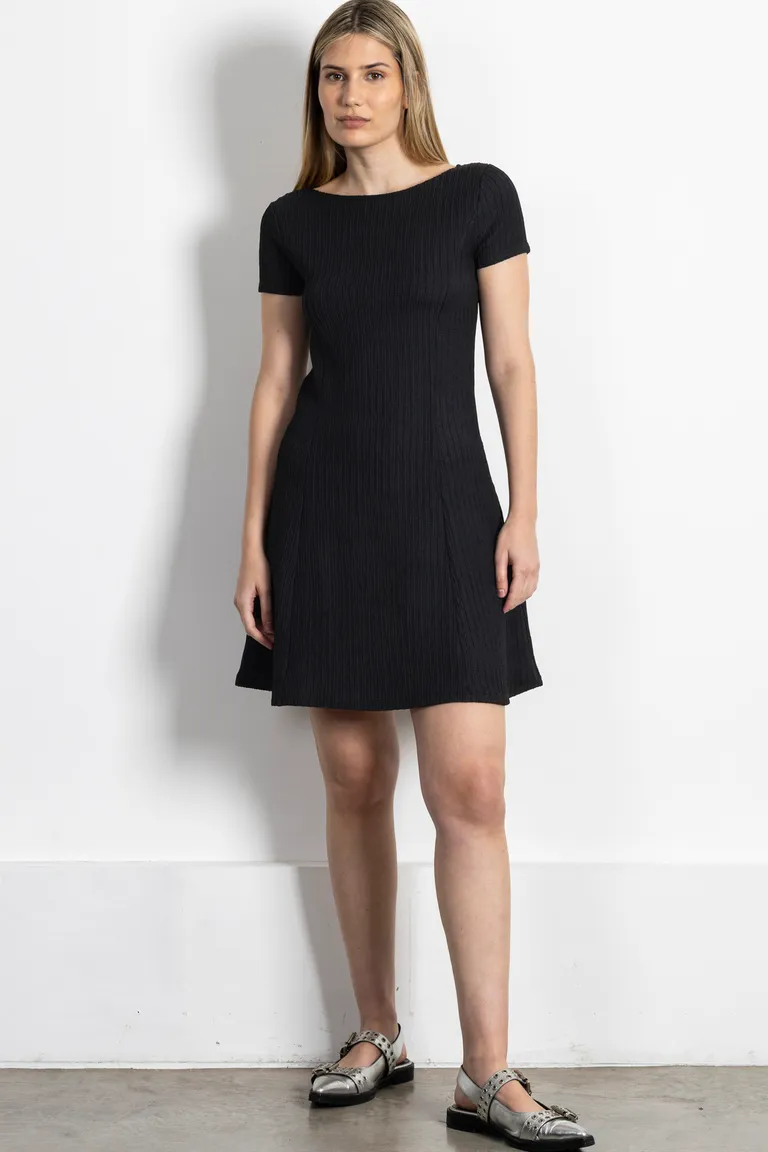 Vestido corto de tela con textura y recortes en delantero y espalda de Kill en Vestidos para argentina