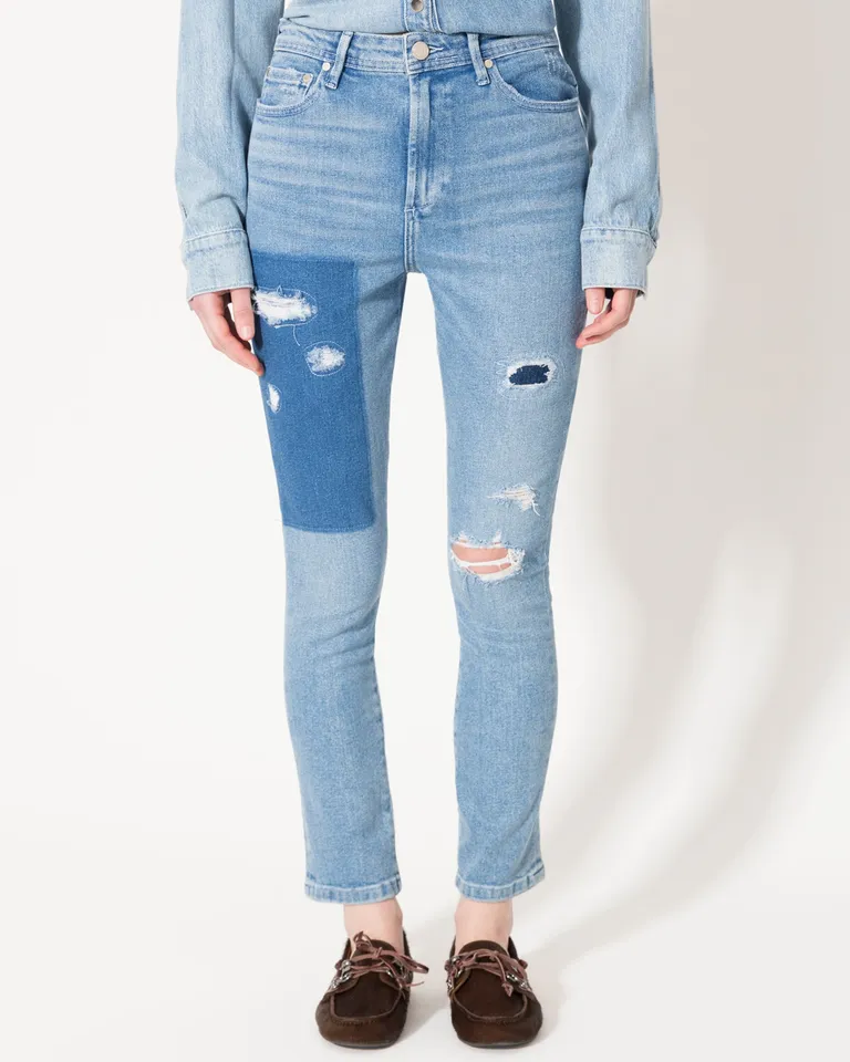 Jeans Lisa Patch de tiro medio con calce slim y detalles en cuero celeste de Jazmin Chebar en Pantalones para argentina