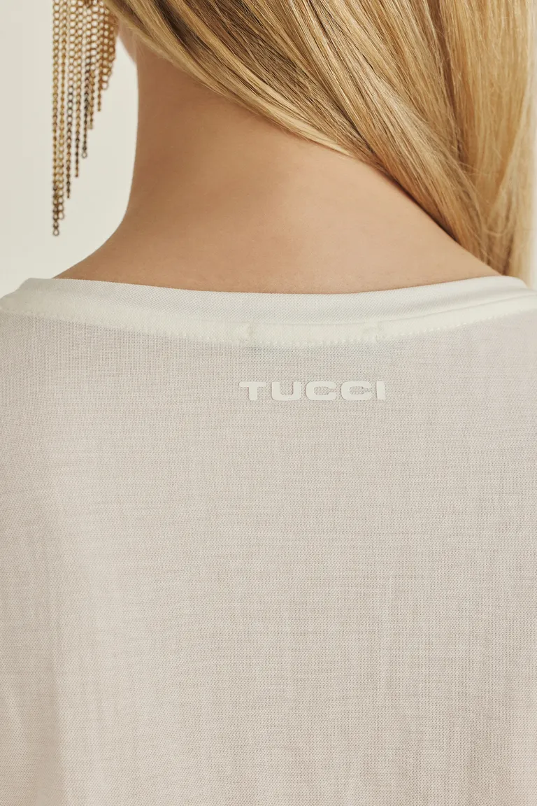 Remera de género texturado con diseño irregular en el ruedo para mujer de Tucci en Remeras para argentina