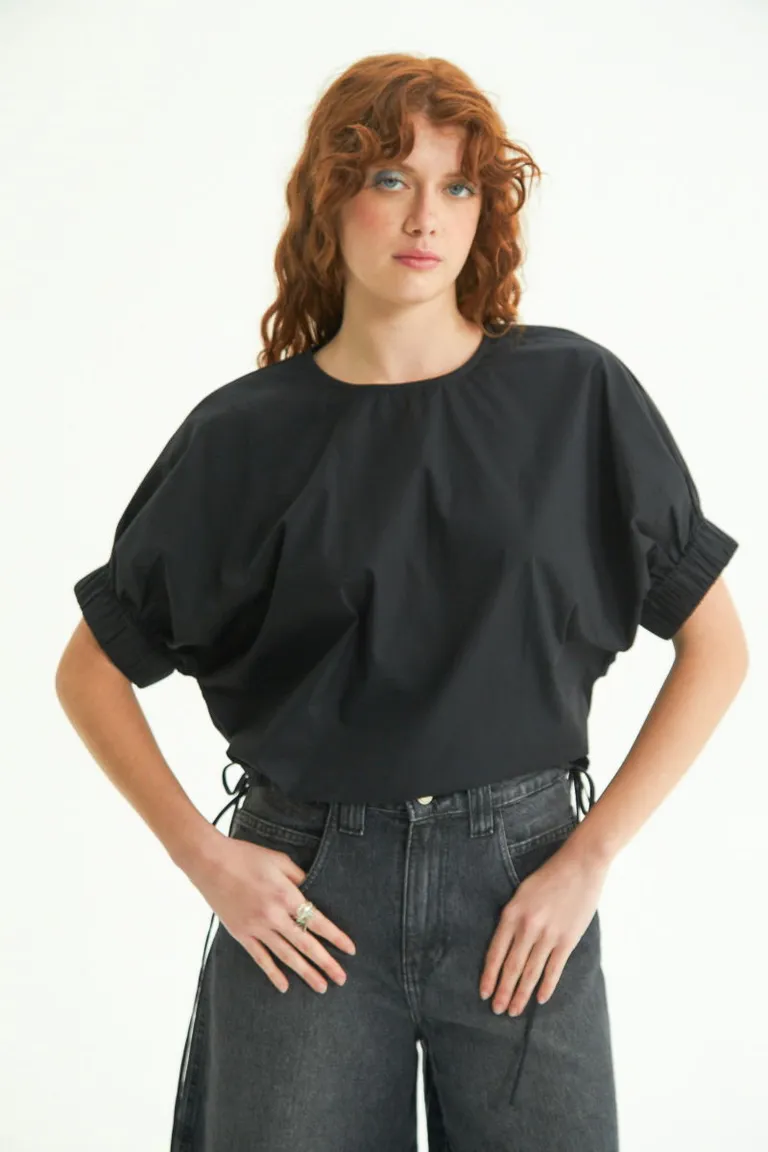 Blusa oversize de manga corta con tiras ajustables en el ruedo y elástico en las mangas de Las Pepas en Blusas para argentina