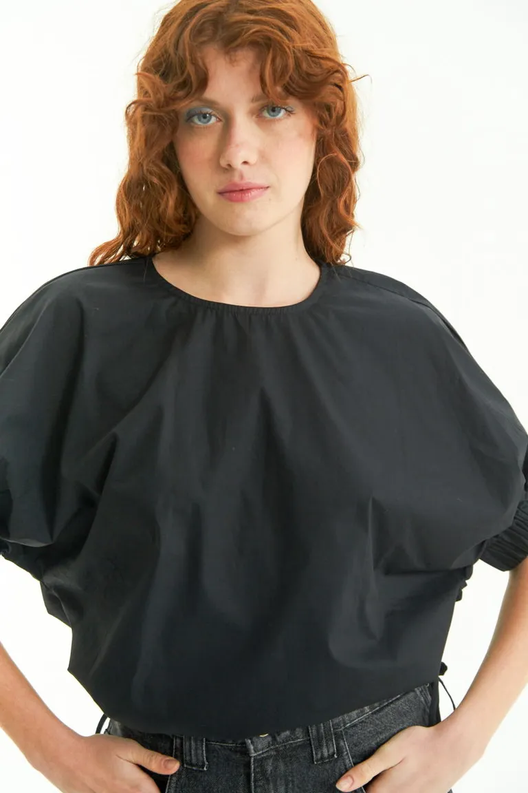 Blusa oversize de manga corta con tiras ajustables en el ruedo y elástico en las mangas de Las Pepas en Blusas para argentina