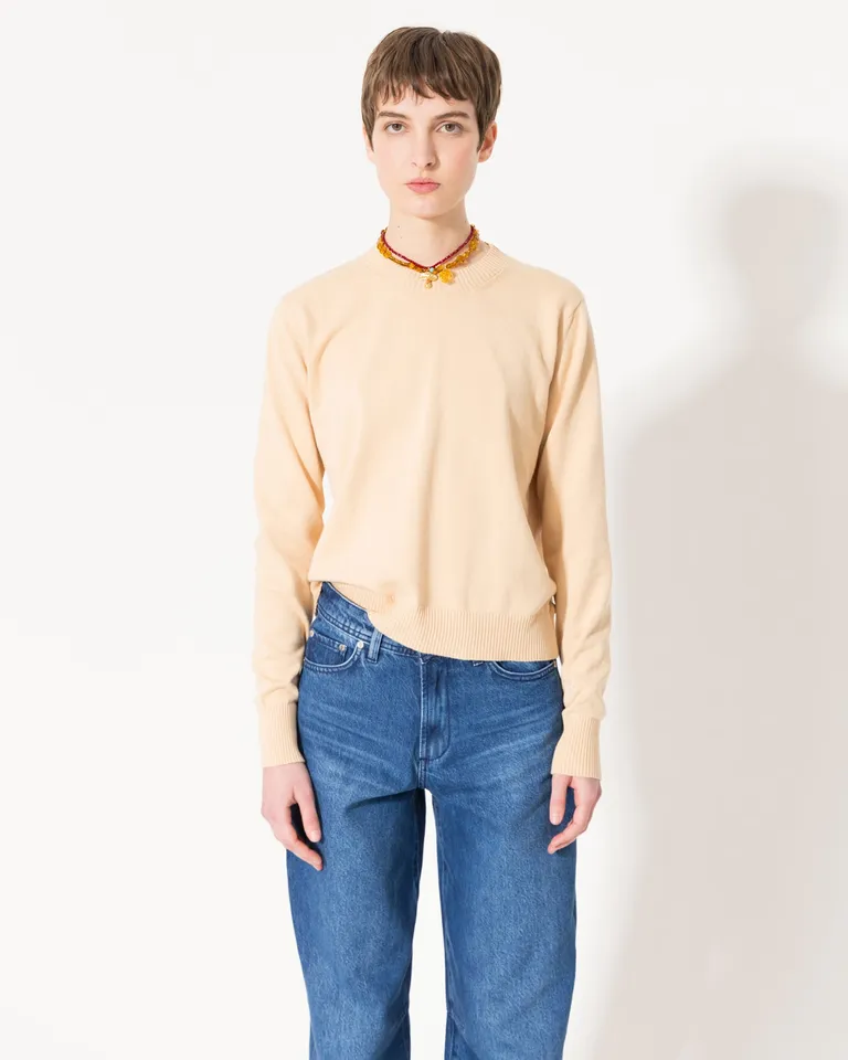 Suéter de cuello redondo en beige para mujer, prenda básica y versátil de Jazmin Chebar en Buzos y Sweaters para argentina