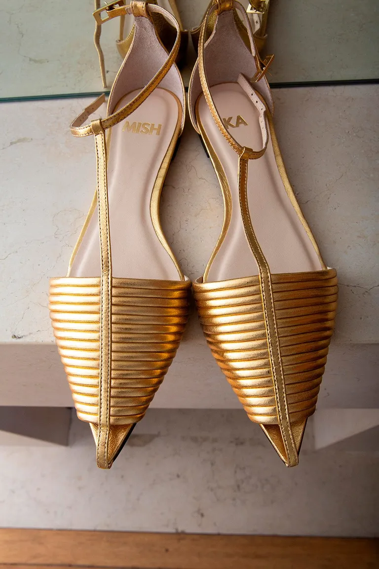 Elegantes sandalias de punta fina en cuero metalizado dorado con detalles de tiras de Mishka en Sandalias para argentina