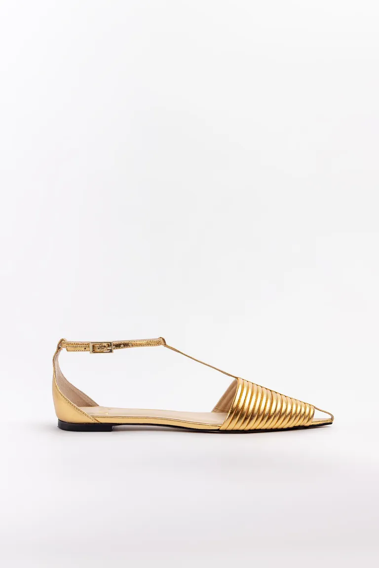 Elegantes sandalias de punta fina en cuero metalizado dorado con detalles de tiras de Mishka en Sandalias para argentina