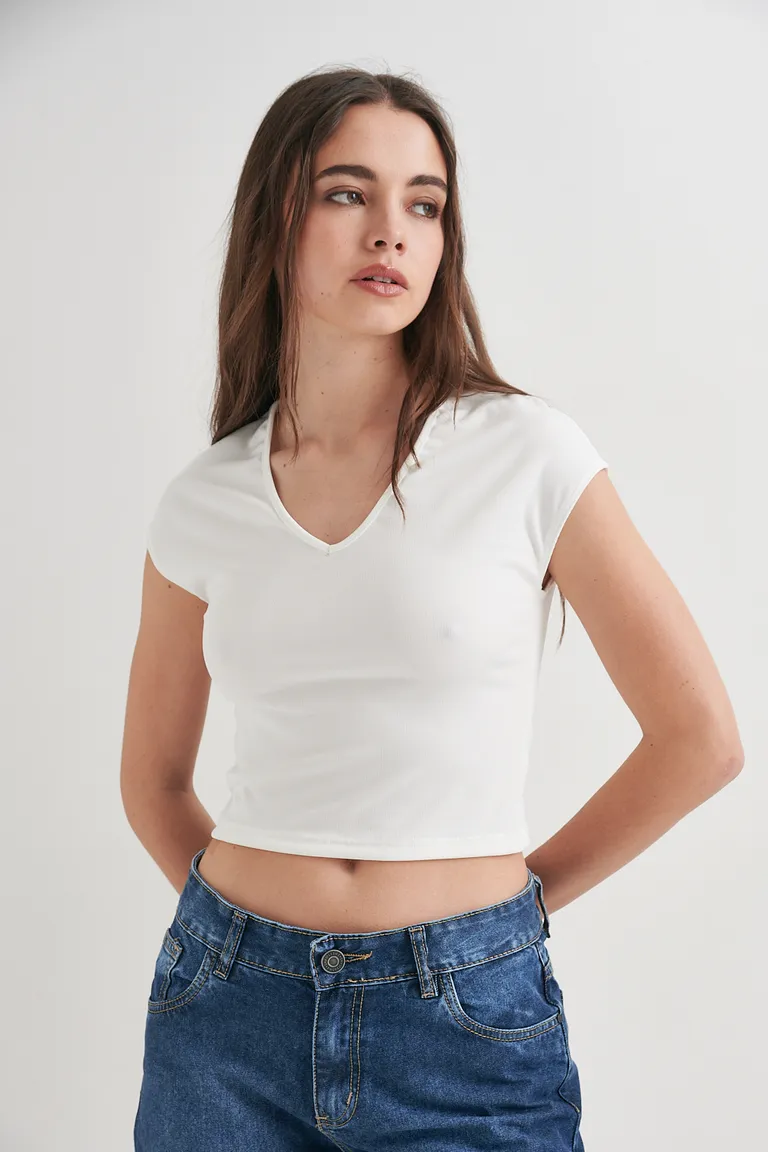 Remera básica de corte recto y escote en V, prenda versátil y cómoda para el día a día de Sweet en Remeras para argentina