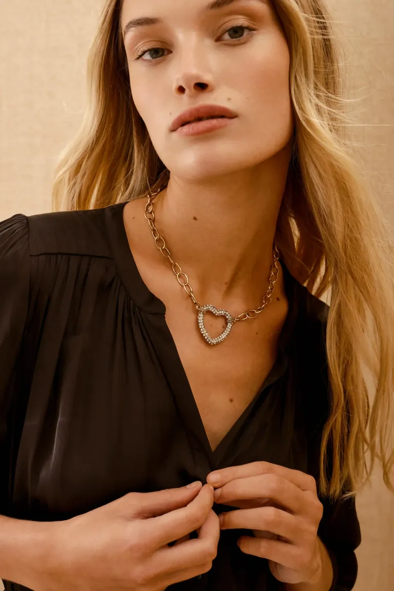 Collar dorado con dije de corazón en strass plateado y cadena de extensión de Rapsodia en Bijouterie para argentina